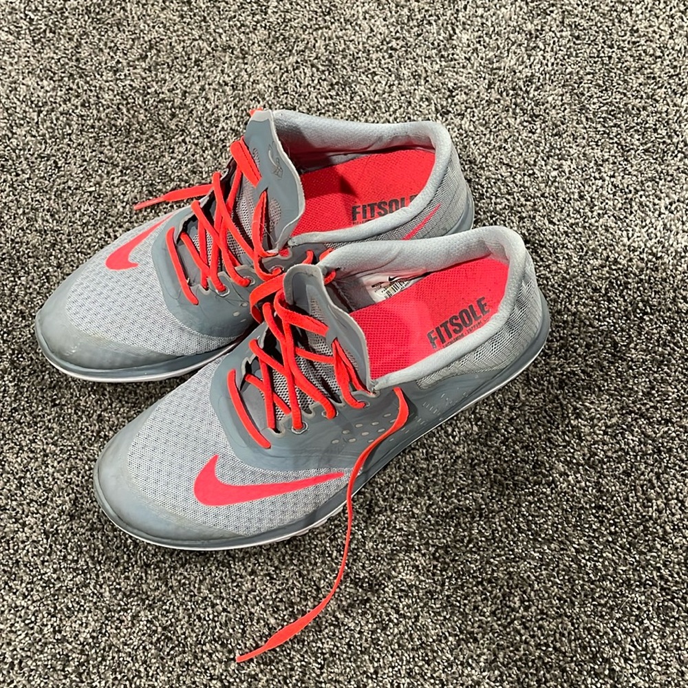 Nike women’s cross trainer athletic shoe size 9